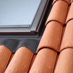 VELUX Eindeckrahmen EDW 1000 hoch/Welle für Ziegel von 1,5 bis 12 cm Höhe inkl. Anschlussschürze BFX