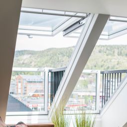 VELUX Cabrio GDL 2066 Holz/Kiefer weiß lackiert Thermo 2 Aluminium 3-fach Niedrig-Energie-Verglasung