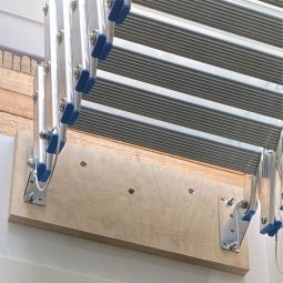 Wellhöfer Scherentreppe mit Stirnbrett waagrecht für Deckenmontage Platzsparende Lösung für Deckenöffnungen ab 80x60 cm (LxB), mit hoher Stabilität