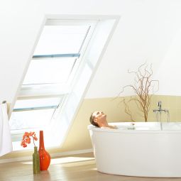 VELUX Dachfenster Lichtlösung LICHTBAND GPU Kunststoff THERMO weiß Fenster Ein Dachfenster-Set bestehend aus: Klapp-Schwingfenster 2-fach Standard-Verglasung, Zusatzelement, Eindeckrahmen, Verlängerungsteil