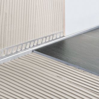 Einbaubeispiel BLANKE Fliesenschiene Gefällekeil AQUA-KEIL WAND Edelstahl verchromt 11/32 mm